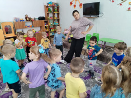 Занимательные будни малышей группы "Пчелки" Занимательные будни малышей группы "Пчелки".